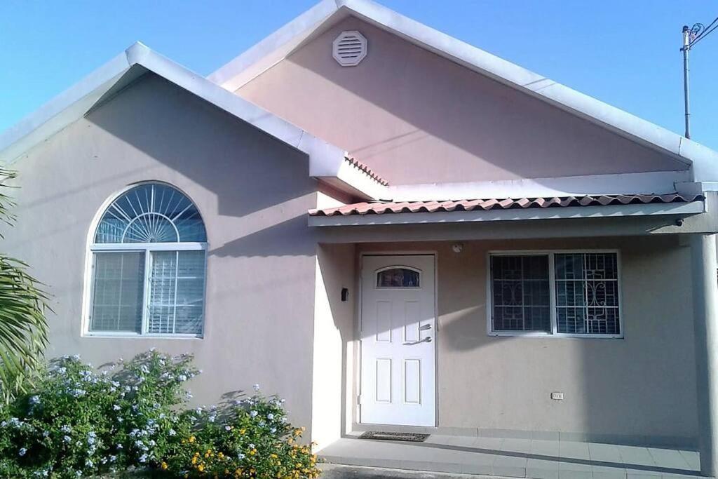Comfortable Strategic Lodging Quarters Spanish Town 外观 照片
