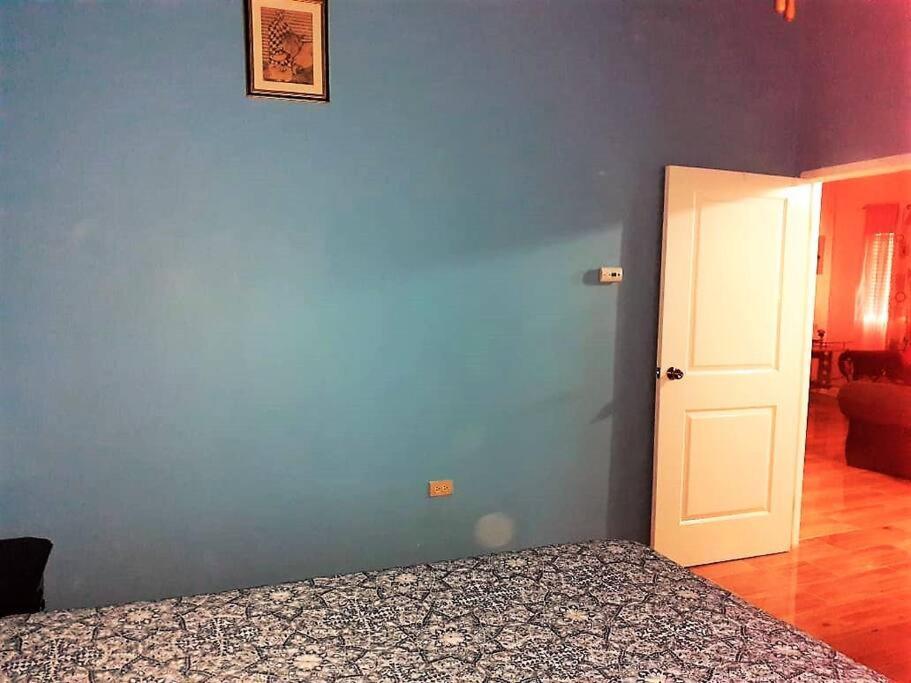 Comfortable Strategic Lodging Quarters Spanish Town 外观 照片