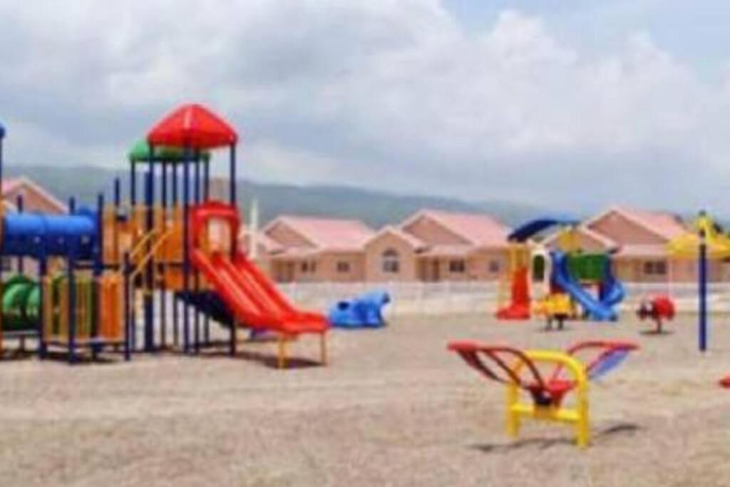 Comfortable Strategic Lodging Quarters Spanish Town 外观 照片