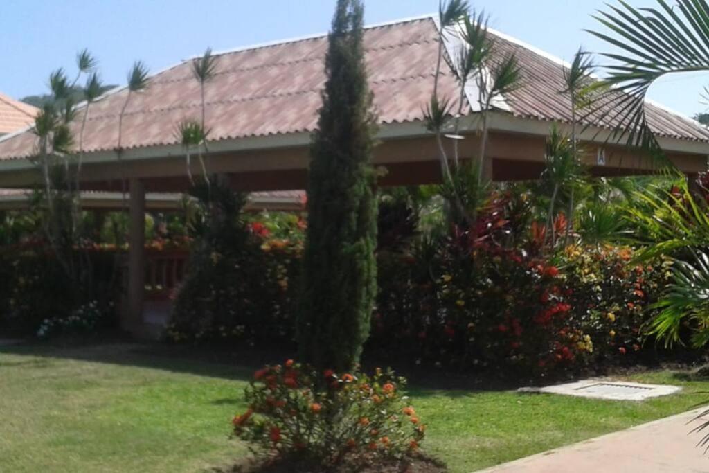 Comfortable Strategic Lodging Quarters Spanish Town 外观 照片
