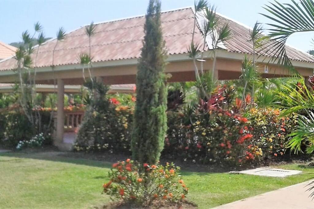 Comfortable Strategic Lodging Quarters Spanish Town 外观 照片