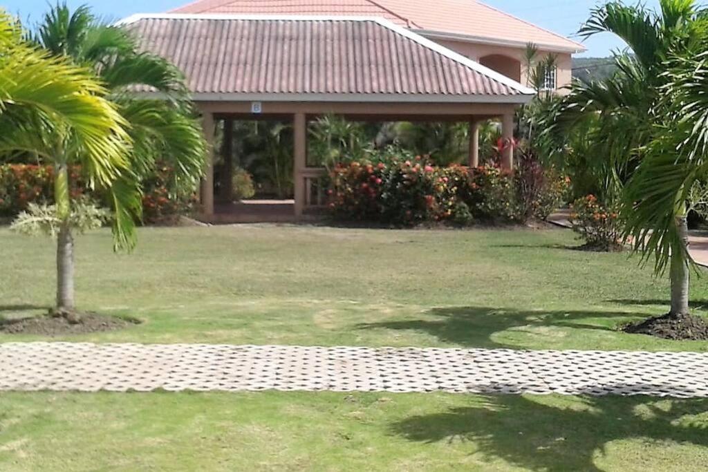 Comfortable Strategic Lodging Quarters Spanish Town 外观 照片