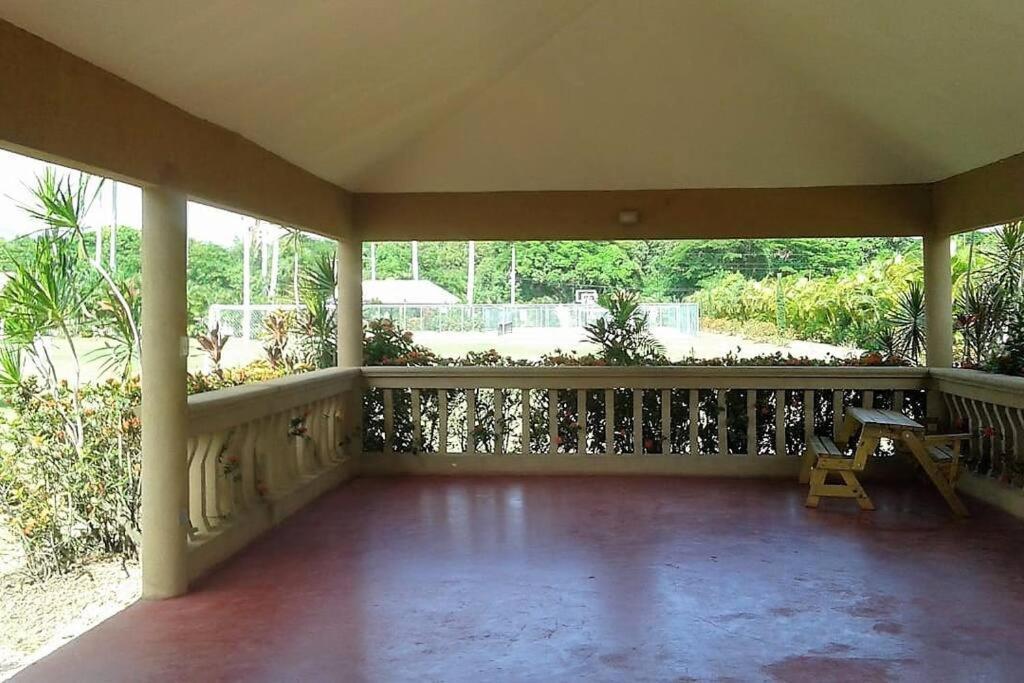 Comfortable Strategic Lodging Quarters Spanish Town 外观 照片