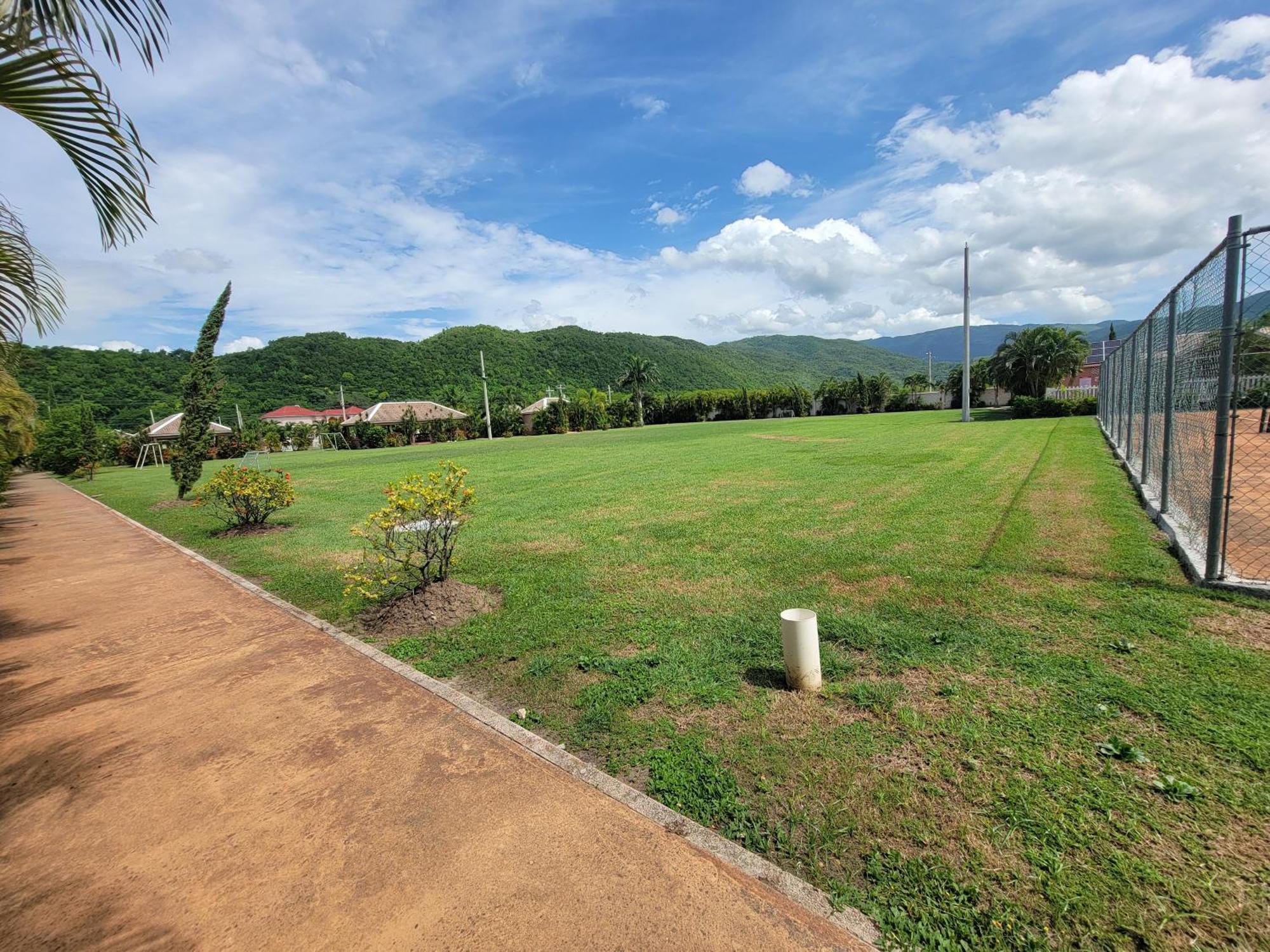 Comfortable Strategic Lodging Quarters Spanish Town 外观 照片