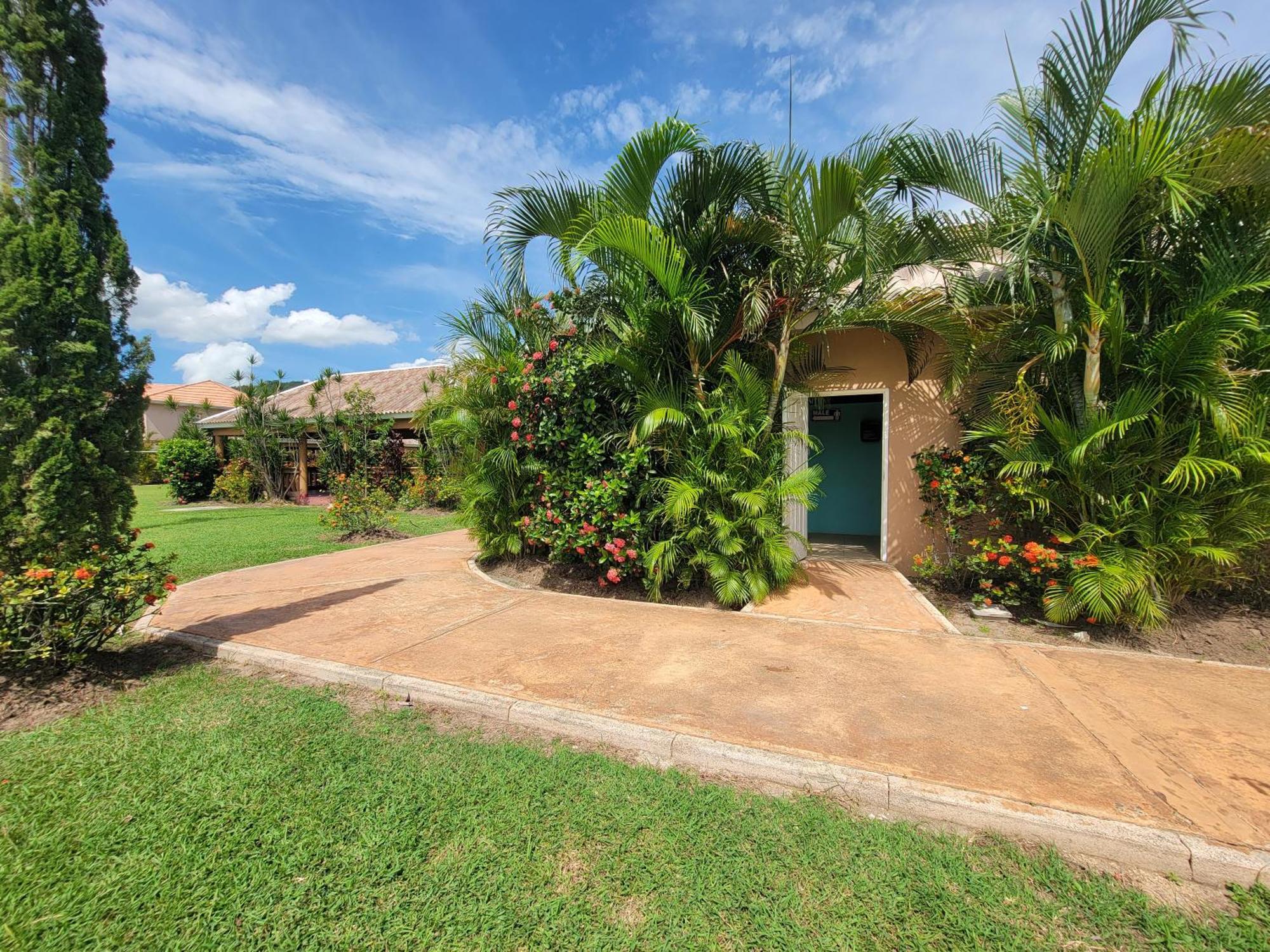 Comfortable Strategic Lodging Quarters Spanish Town 外观 照片