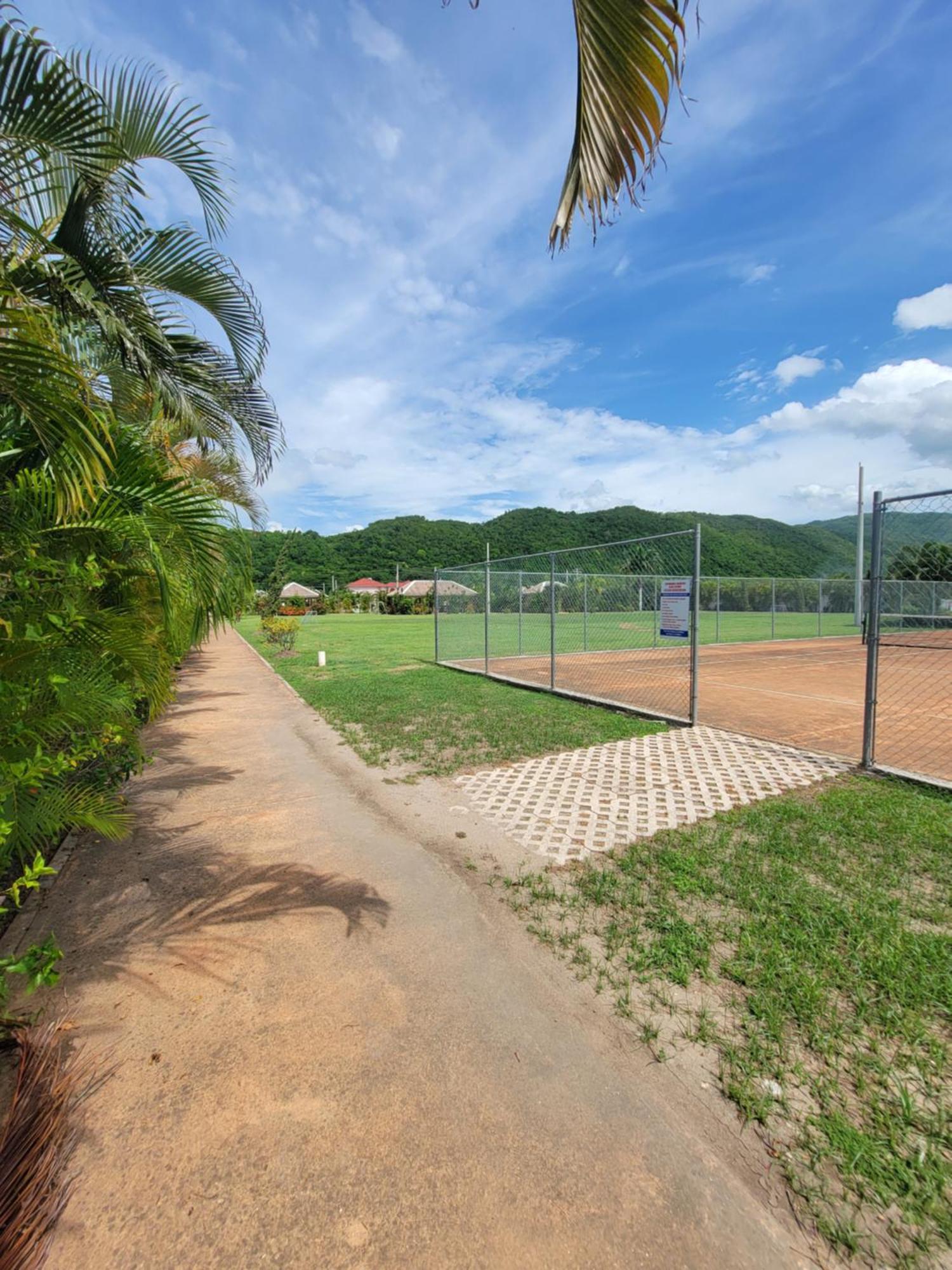 Comfortable Strategic Lodging Quarters Spanish Town 外观 照片
