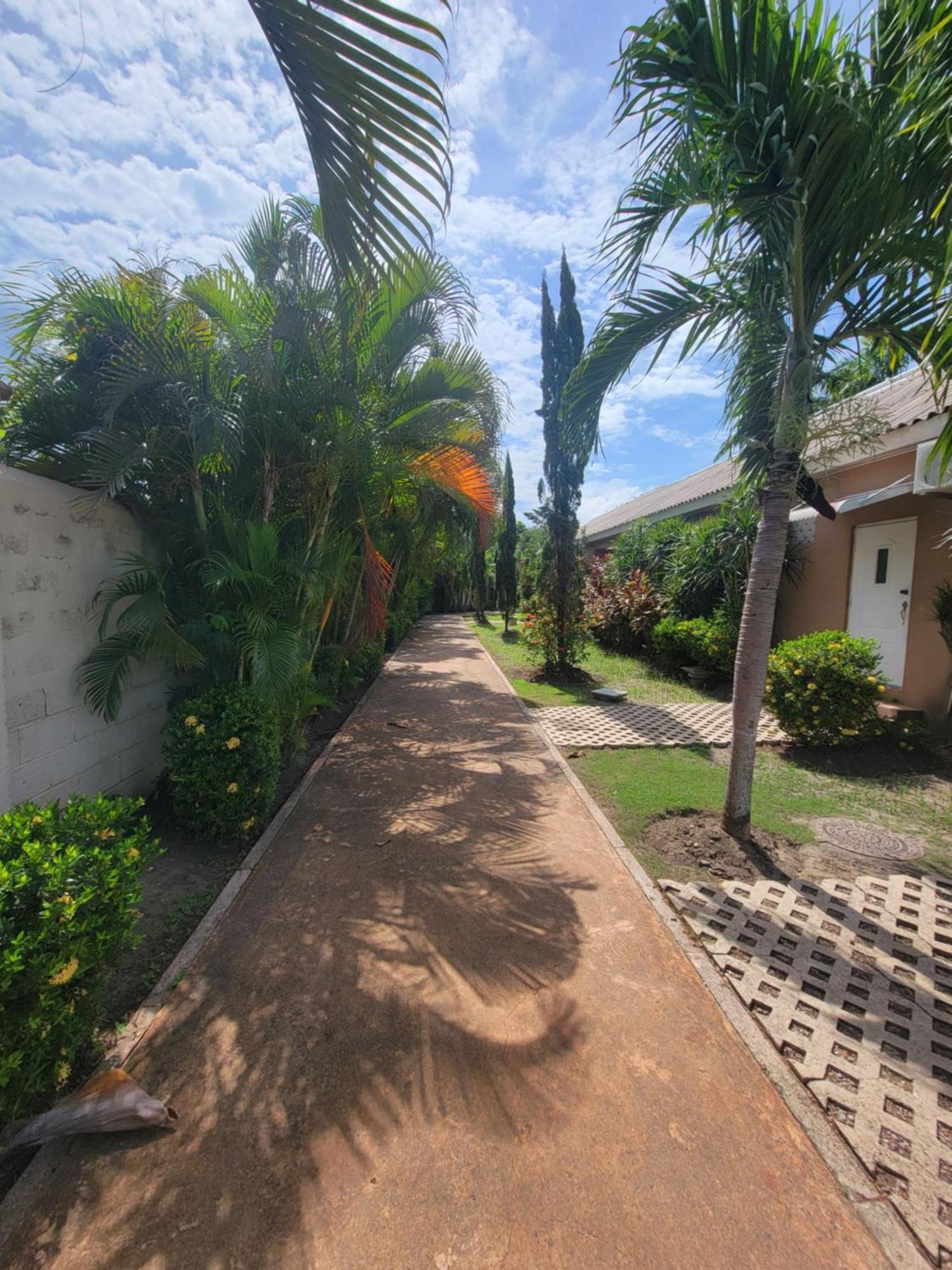 Comfortable Strategic Lodging Quarters Spanish Town 外观 照片