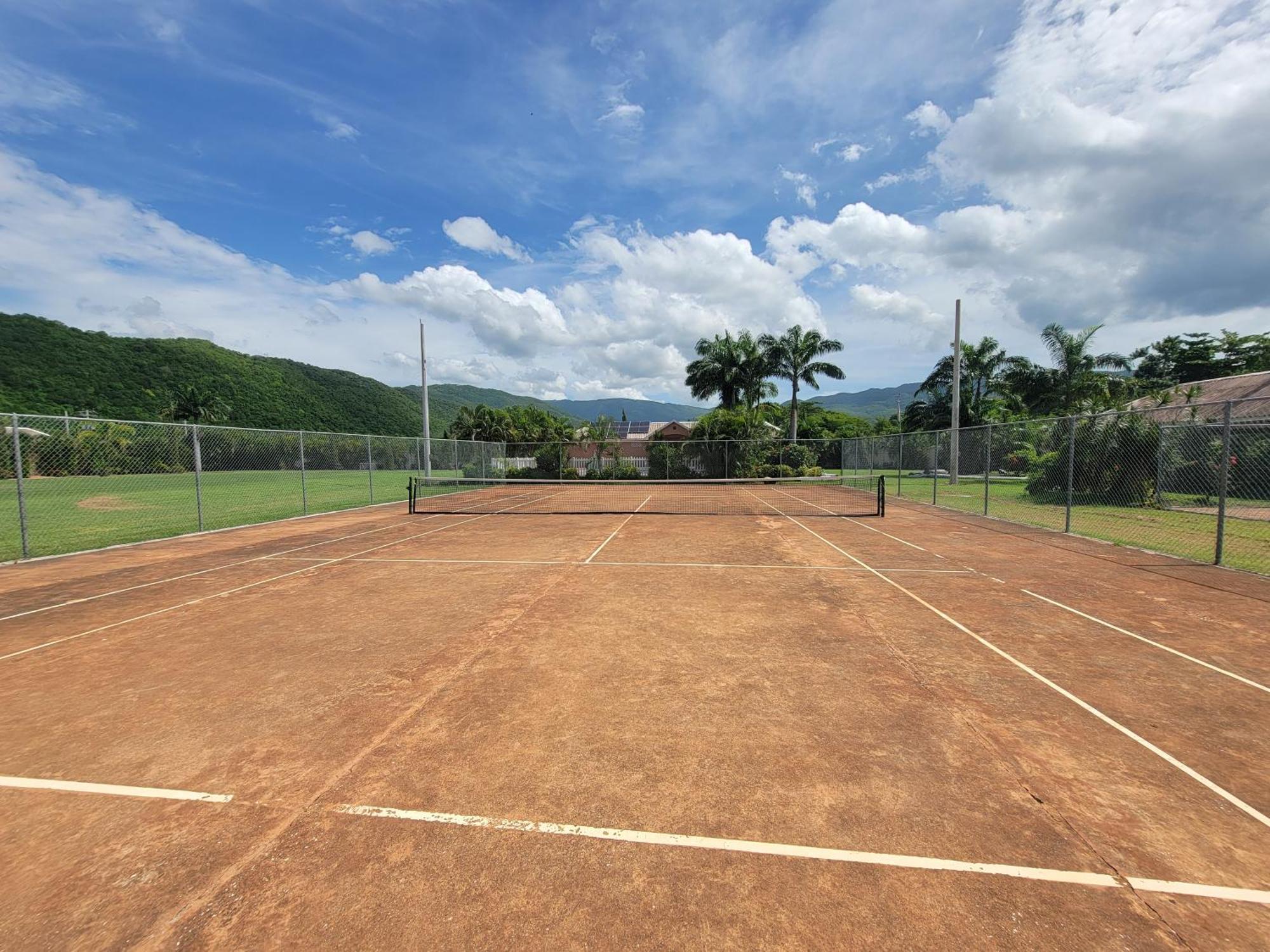 Comfortable Strategic Lodging Quarters Spanish Town 外观 照片