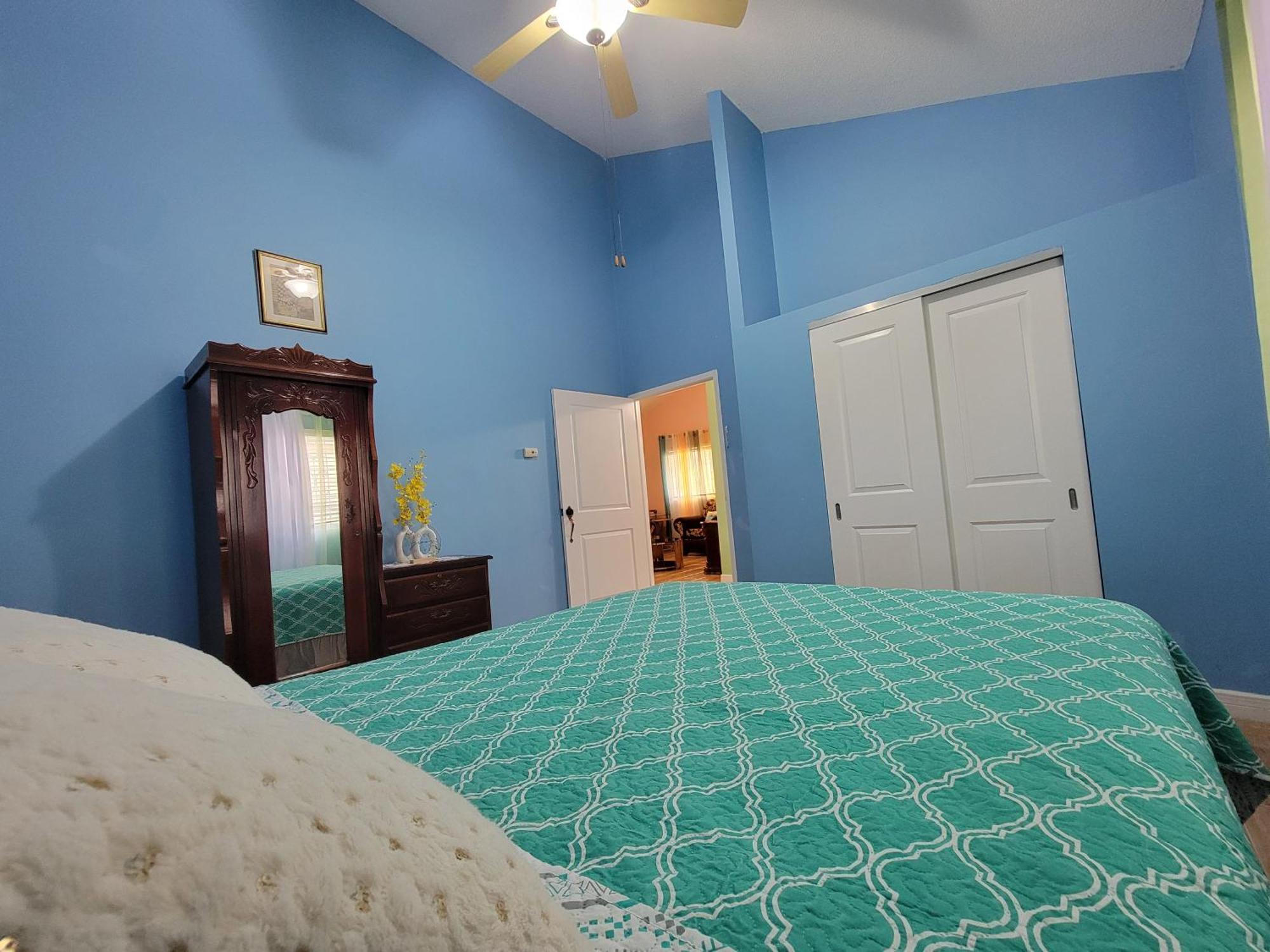 Comfortable Strategic Lodging Quarters Spanish Town 外观 照片