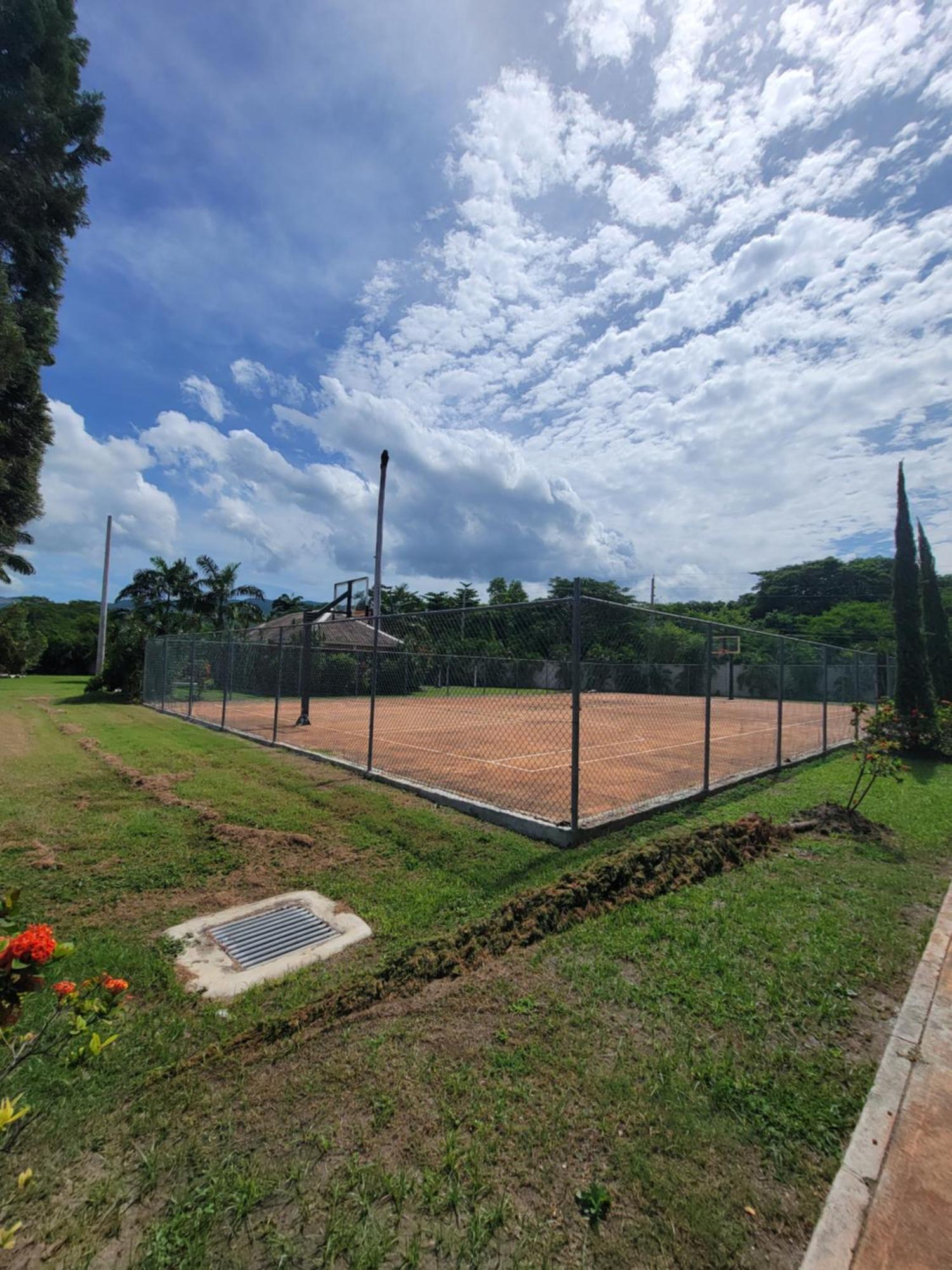 Comfortable Strategic Lodging Quarters Spanish Town 外观 照片