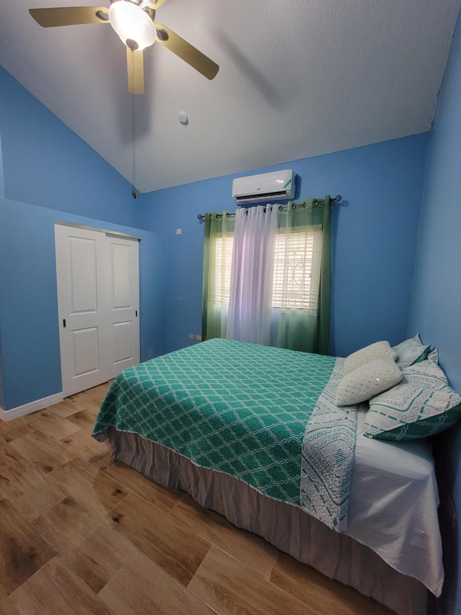 Comfortable Strategic Lodging Quarters Spanish Town 外观 照片
