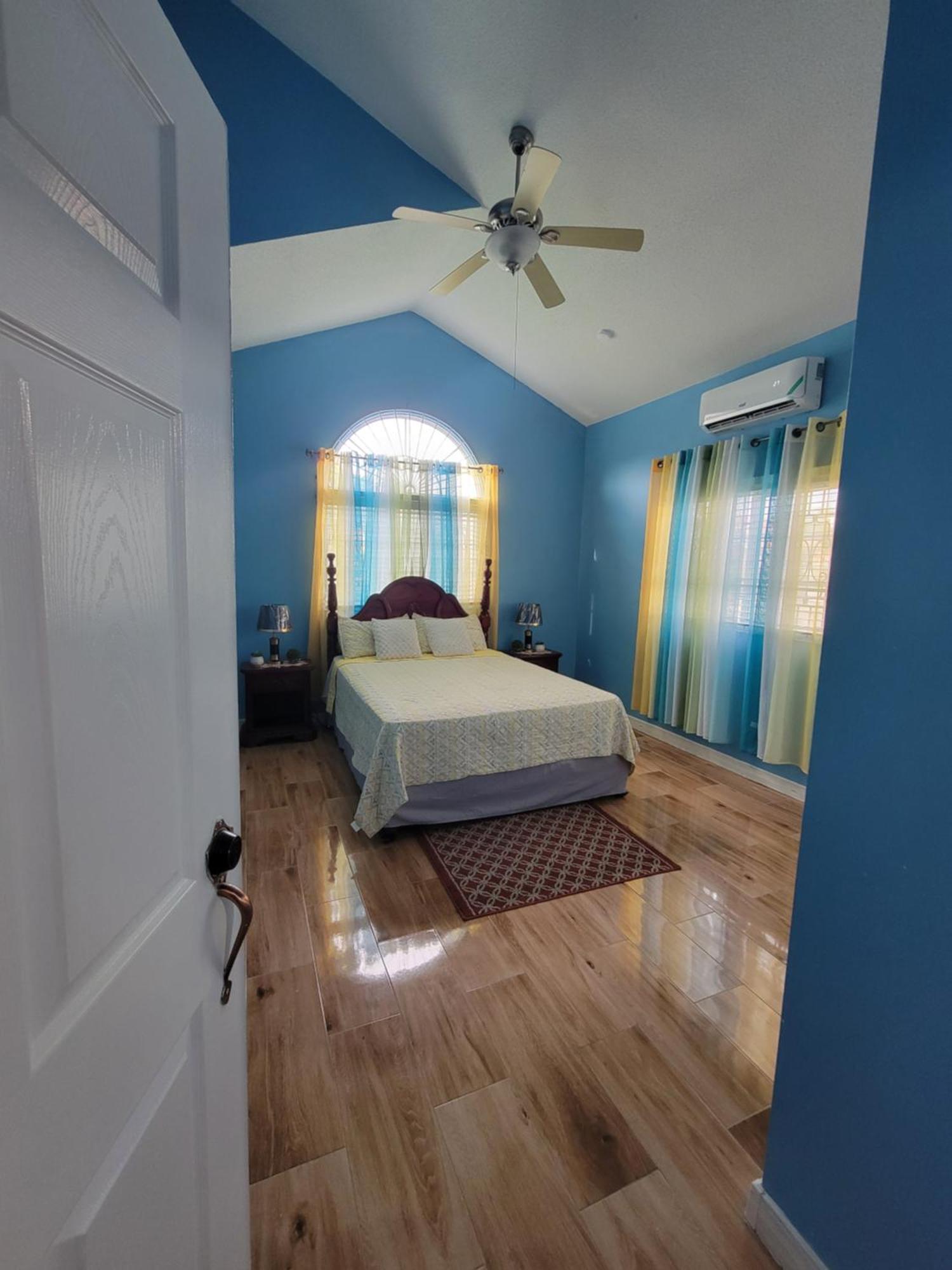 Comfortable Strategic Lodging Quarters Spanish Town 外观 照片