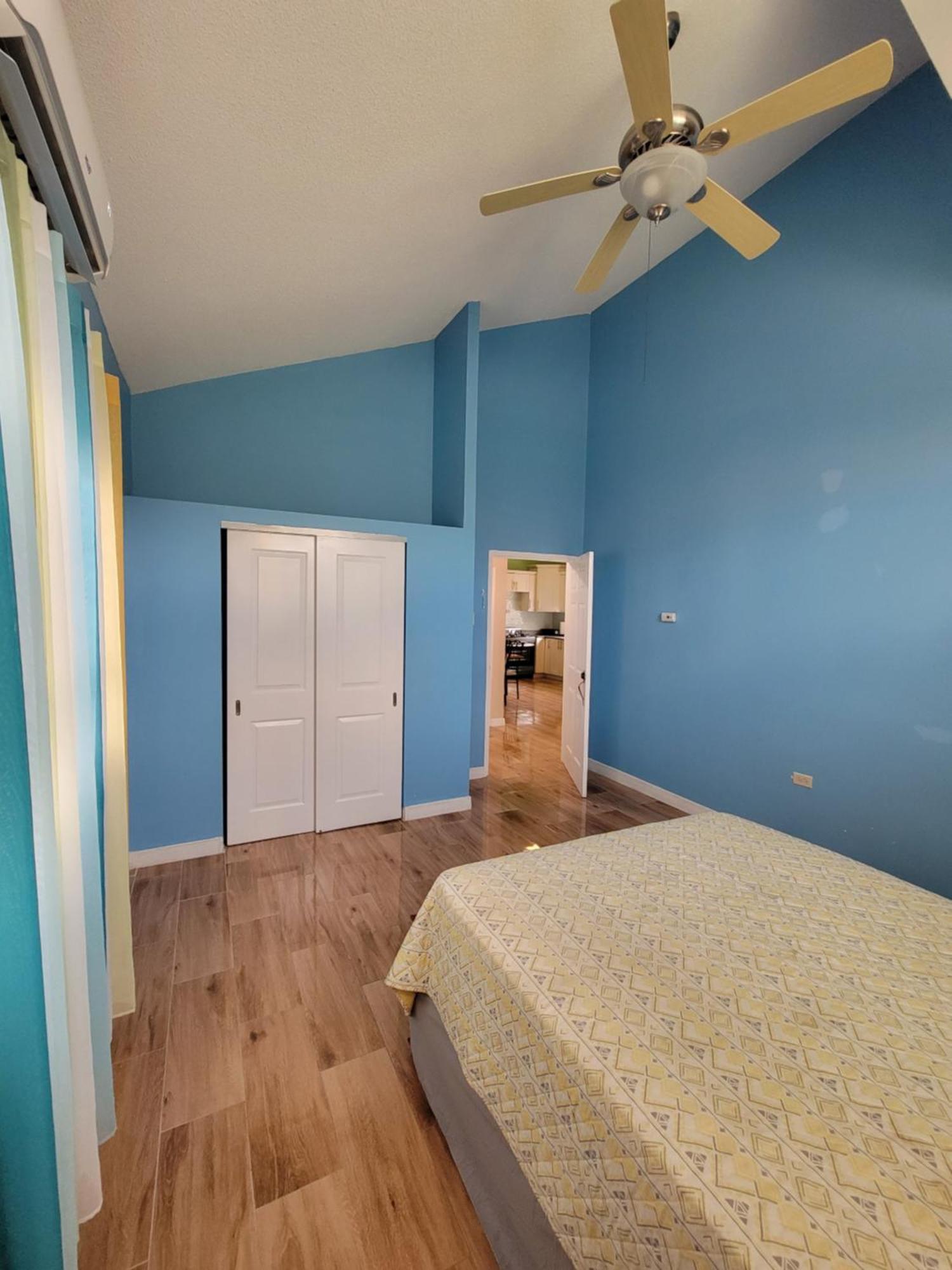 Comfortable Strategic Lodging Quarters Spanish Town 外观 照片