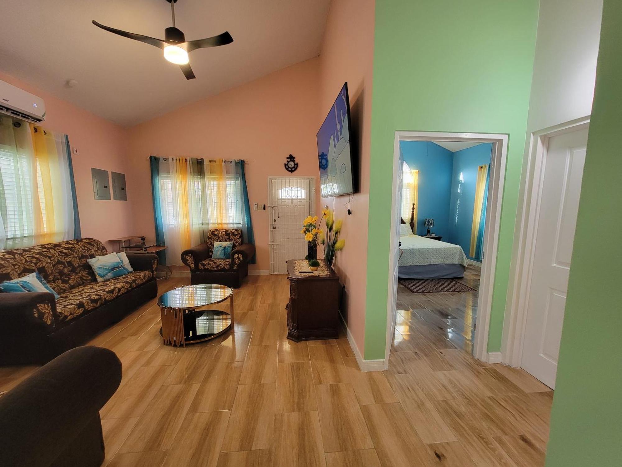 Comfortable Strategic Lodging Quarters Spanish Town 外观 照片