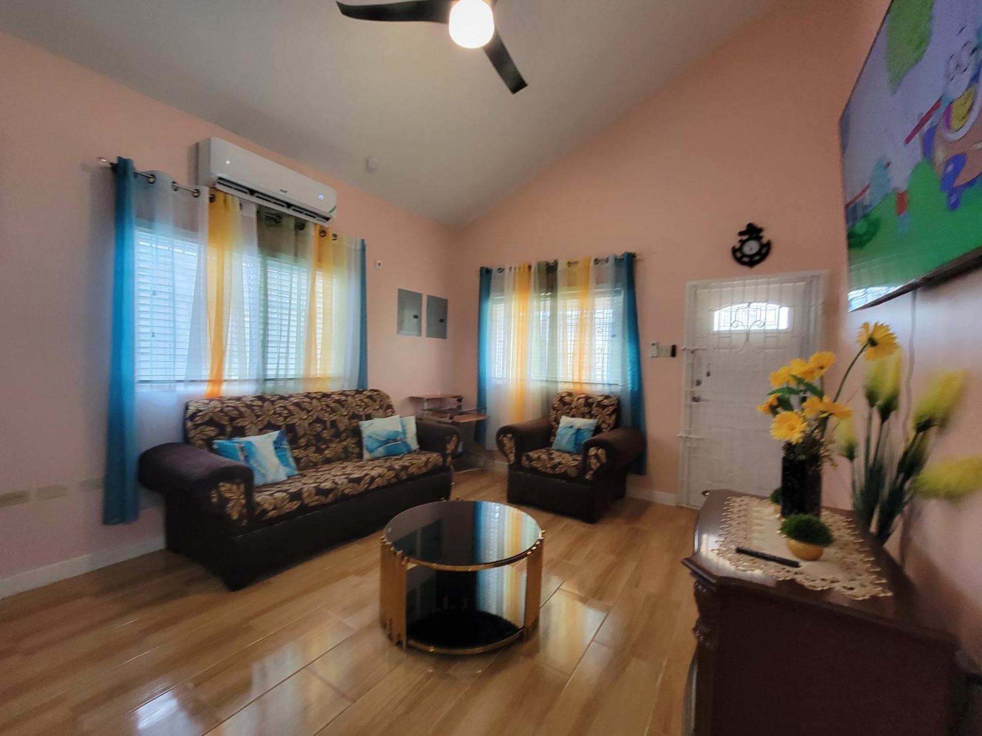 Comfortable Strategic Lodging Quarters Spanish Town 外观 照片